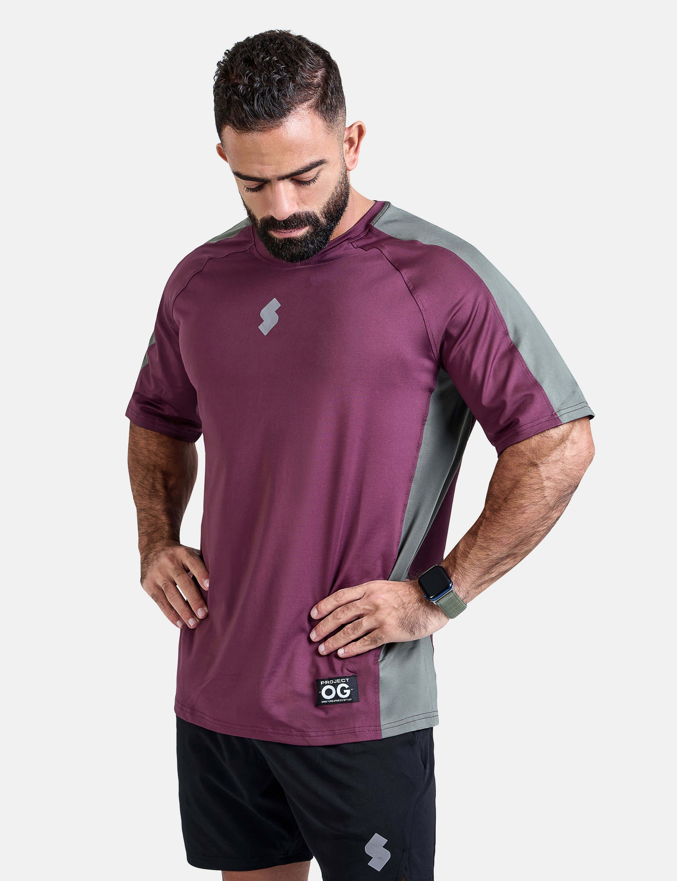 Man wearing a burgundy oversized sports & gym shirt by KAF 